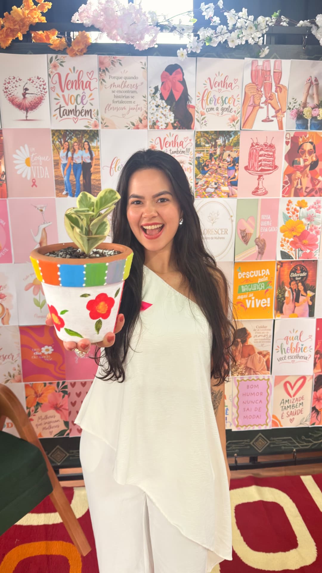 Participante segurando vaso pintado